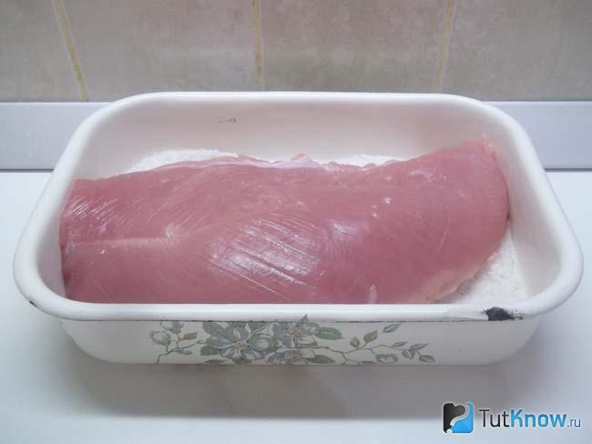 Высушенное филе индейки выложено в миску с солью