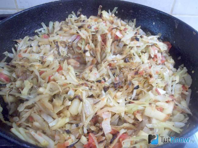 Готовая тушеная капуста с яблоками (гарнир из капусты)