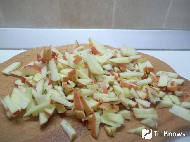 Яблоки нарезаны соломкой