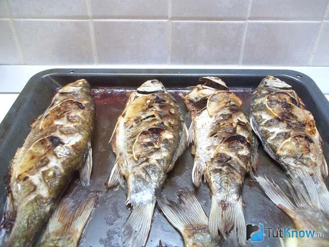 Готовые караси с лимоном в духовке