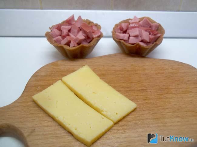 Сыр нарезан слайсами