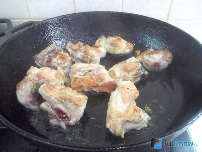 Готовые острые жаренные куриные бедрышки