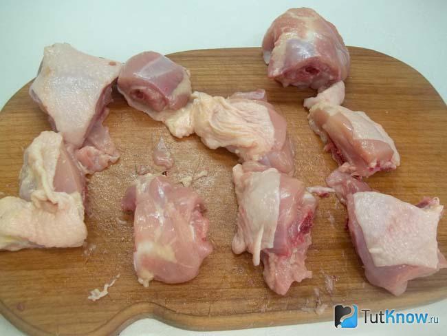 Куриные бедрышки нарезаны кусками