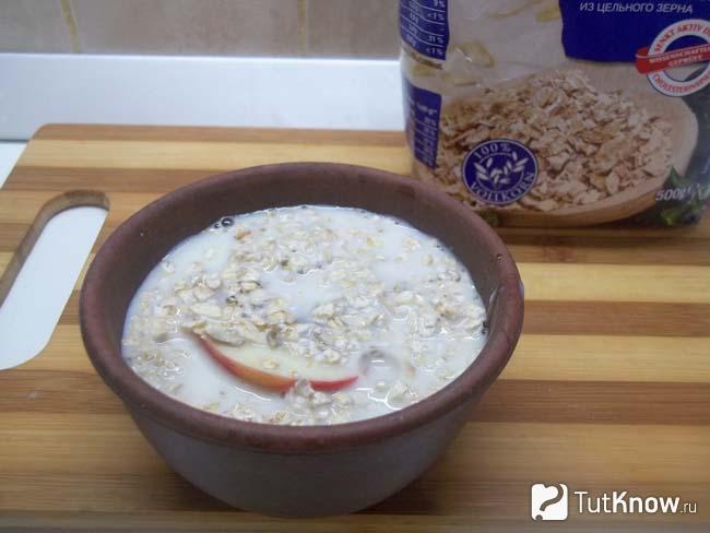 К продуктам налито молоко