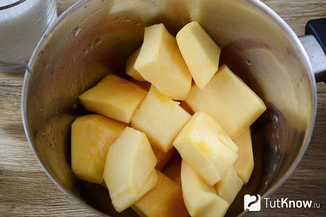 Кусочки тыквы в кастрюле
