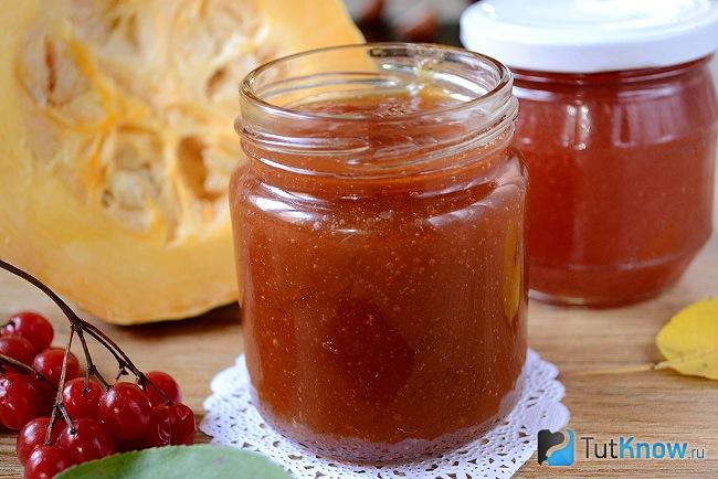 Готовый джем из калины и тыквы в баночке