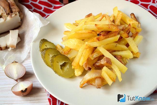 Готовая картошка жареная с салом