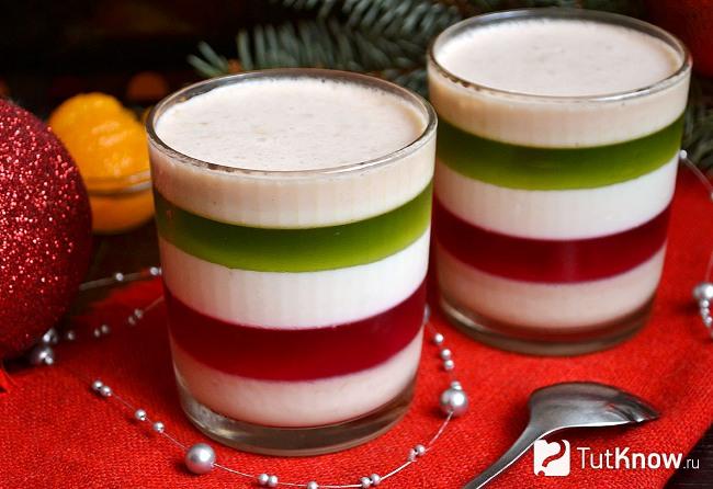 Готовое к подаче многослойное новогоднее желе в стакане