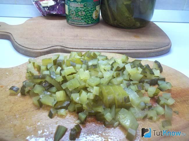 Огурцы нарезаны кубиками