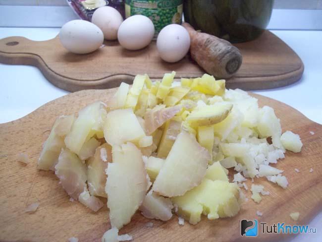Отваренный картофель нарезан кубиками