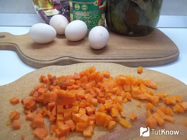 Отваренная морковь нарезана кубиками