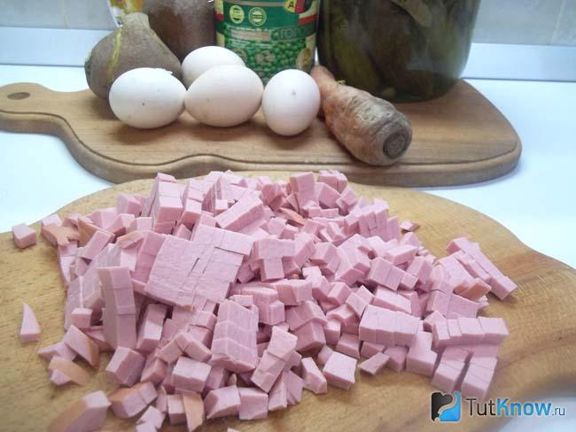 Колбаса нарезана кубиками