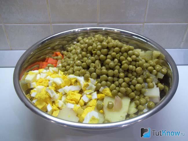 Все продукты сложены и добавлен горошек