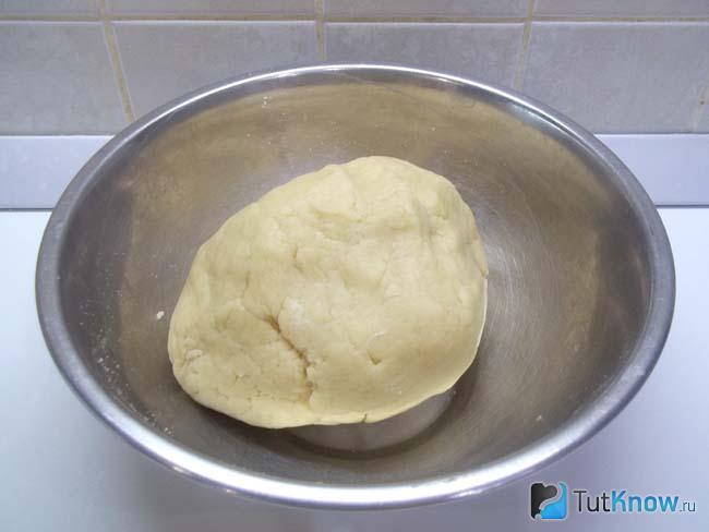 Тесто сформировано комком