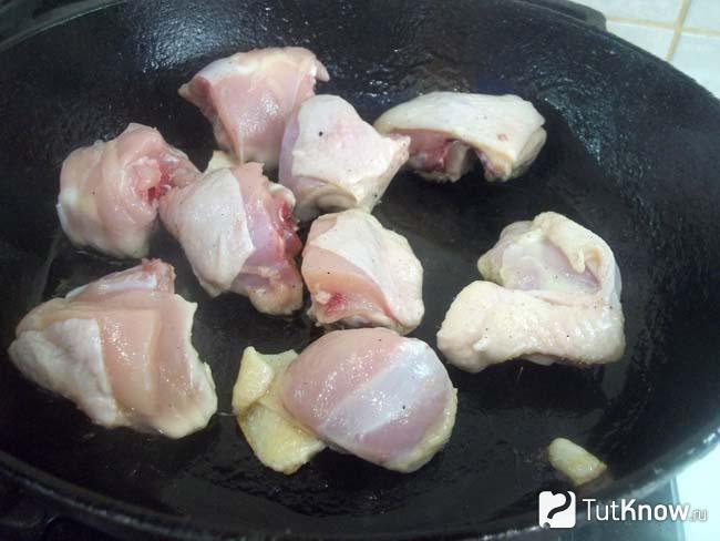 В сковороде жарятся куриные бедра