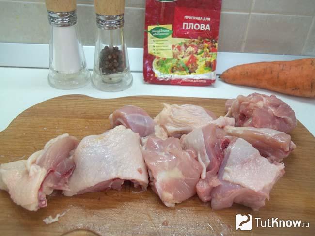 Куриные бедра нарезаны кусками
