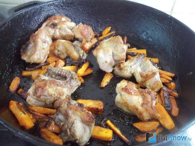 Куриные бедра с морковью обжарены