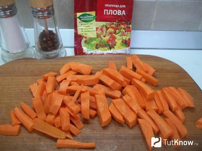 Морковь очищена и нарезана брусками