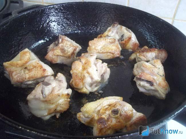 В сковороде жарятся куриные бедра