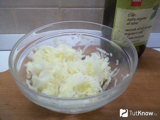 Готовый салат из редьки с яблоком
