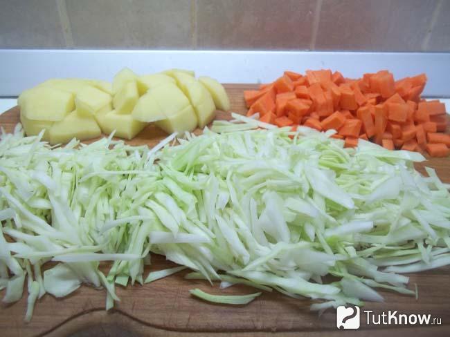 Картофель с морковь очищены и нарезаны, капуста нашинкована