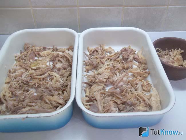 Мясо разложено по мискам