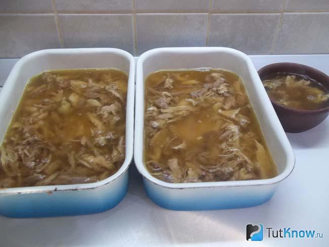 Мясо залито бульоном и холодец отправлен в холодильник застывать