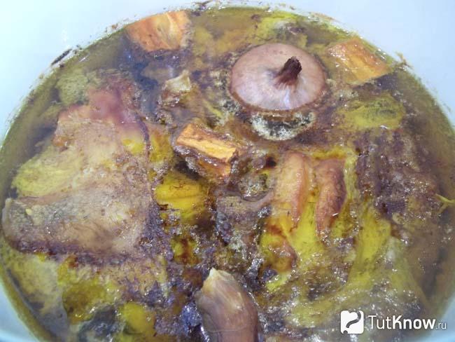 Холодец из свиных ножек и курицы отварен