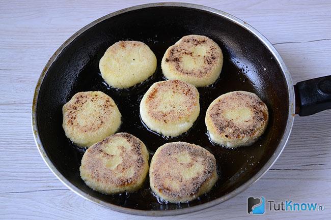 Готовые сырники на сковороде