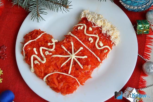 Готовый к подаче салат сапог с кукурузой и филе на Рождество