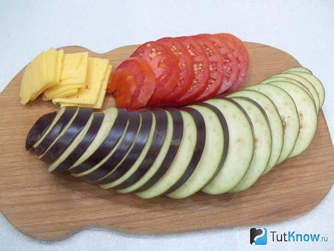 Баклажаны и помидоры нарезаны кольцами, сыр - слайсами