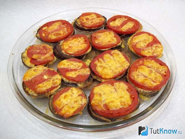 Готовые баклажаны в кляре, с помидорами и сыром в духовке