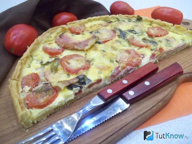 Готовый киш с колбасой и помидорами