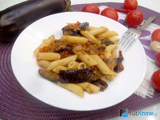 Готовые макароны с баклажанами, луком и помидорами