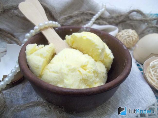 Готовое мороженое из сливок и яиц