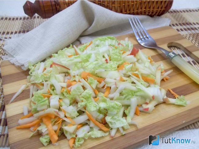 Готовый салат из пекинской капусты, моркови и яблок