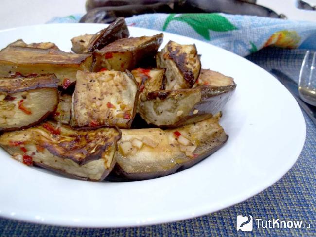 Готовые пряные баклажаны в духовке