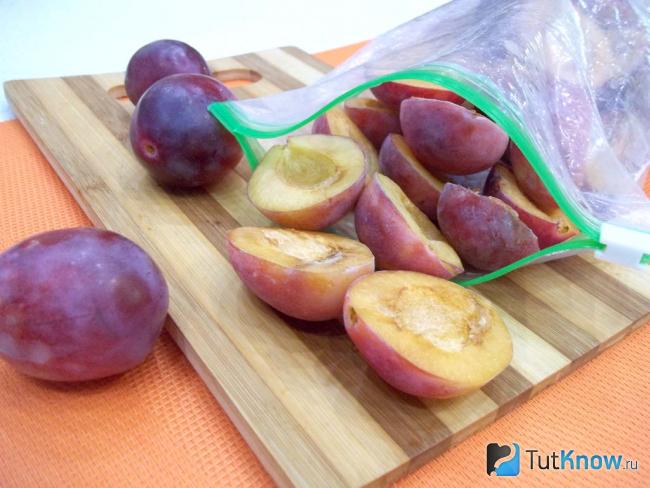 Готовые замороженные белые сливы половинками без косточек