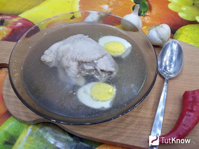 Готовый легкий суп с куриными бедрышками и яйцом