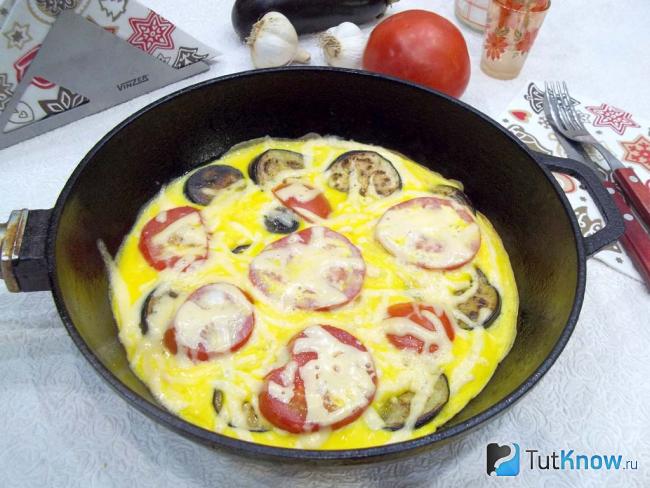 Готовый омлет с баклажанами, помидорами и сыром