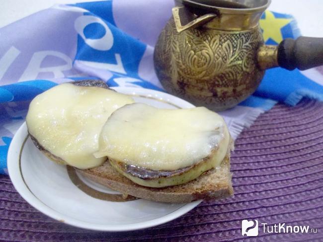 Готовые горячие бутерброды с кабачками и сыром