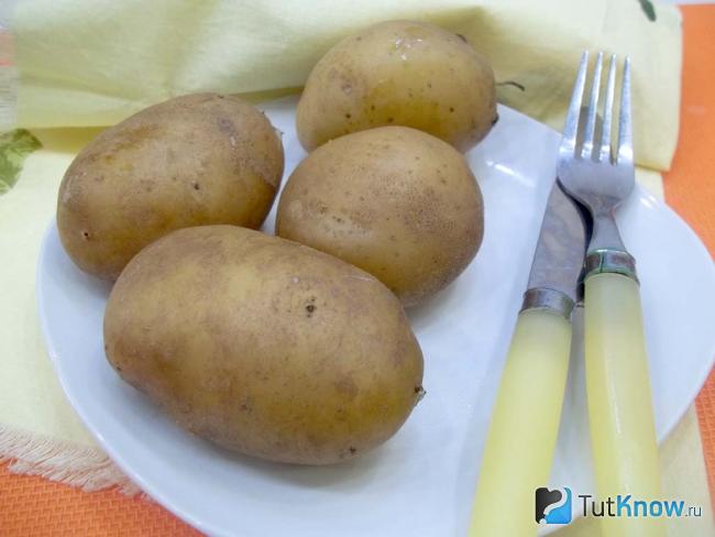 Готовый картофель в мундирах