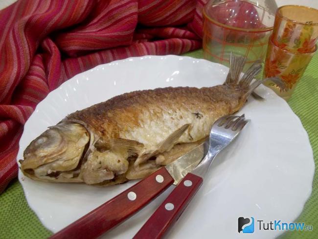 Готовый жареный карась в сковороде