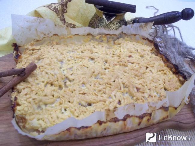 Готовый песочный пирог с замороженными абрикосами