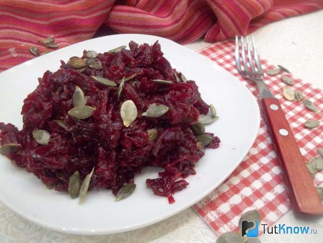 Готовый свекольный салат с тыквенными семечками без майонеза
