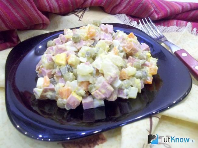 Готовый салат Столичный с морковью и зеленым луком на Новый год