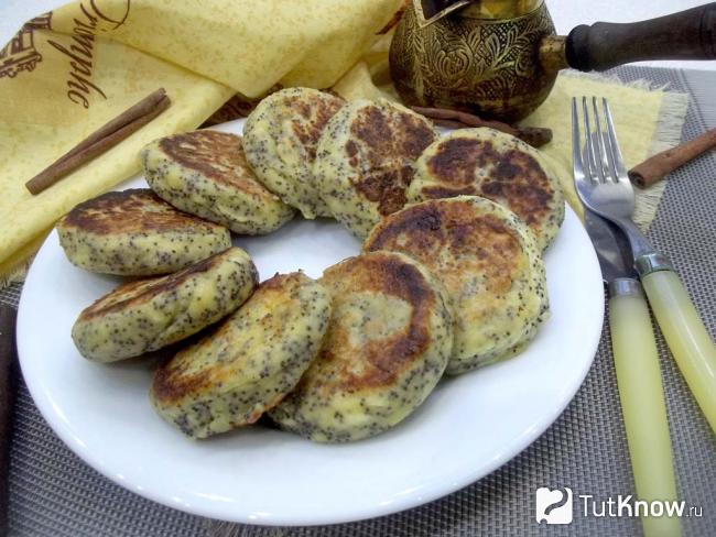 Готовые сырники с творогом и маком