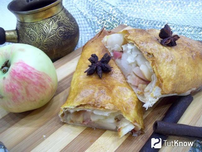 Готовый рулет из лаваша с яблоками в духовке