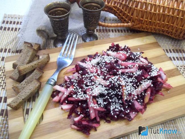 Готовый свекольный салат с яблоками и кунжутом