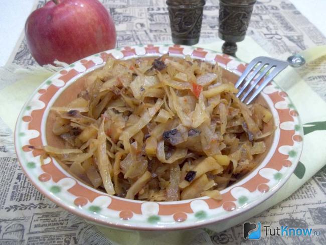 Готовая тушеная капуста с яблоками (гарнир из капусты)